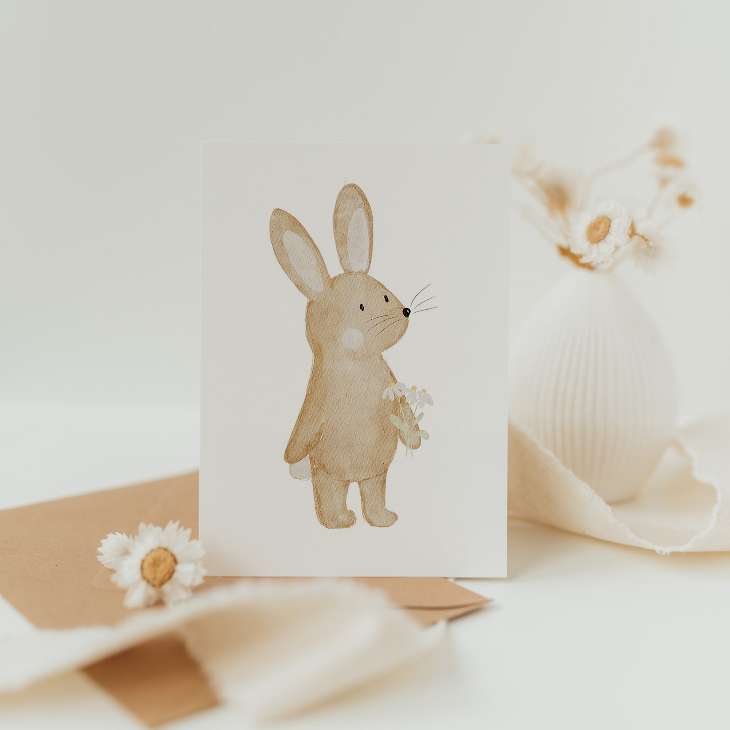 POSTKARTE, HASE MIT BLUMENSTRAUß