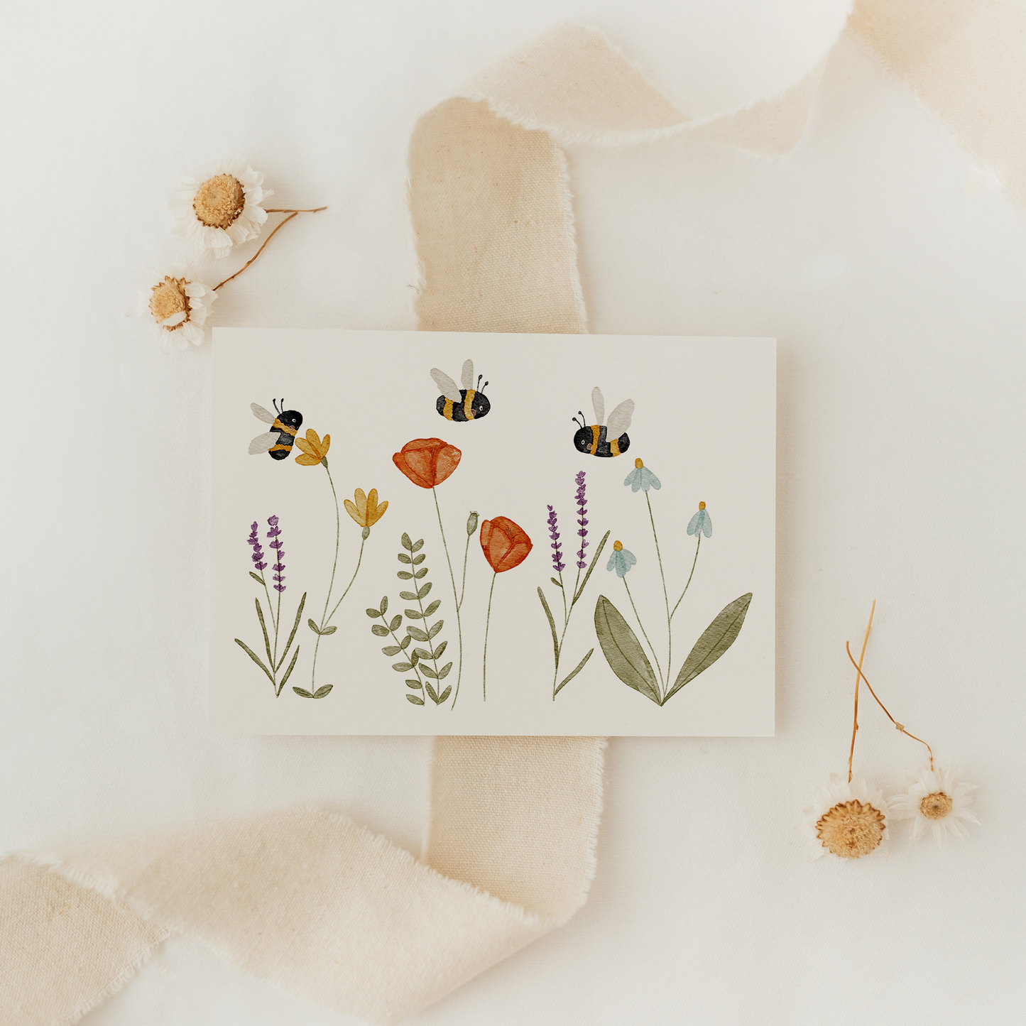 POSTKARTE, WIESENBLUMEN UND HUMMELN