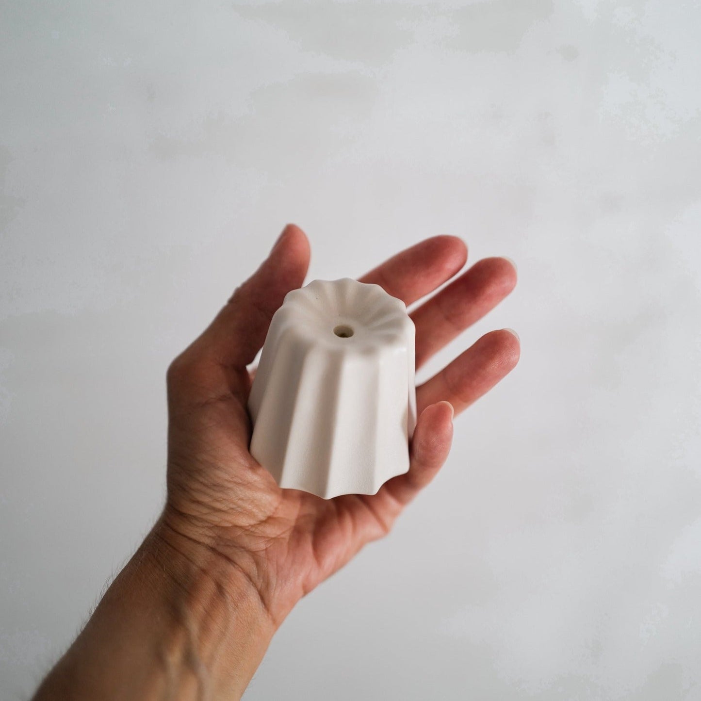 BIG PORCELAIN CANDLE HOLDER, MATTE WHITEhannahundisaOvo Things