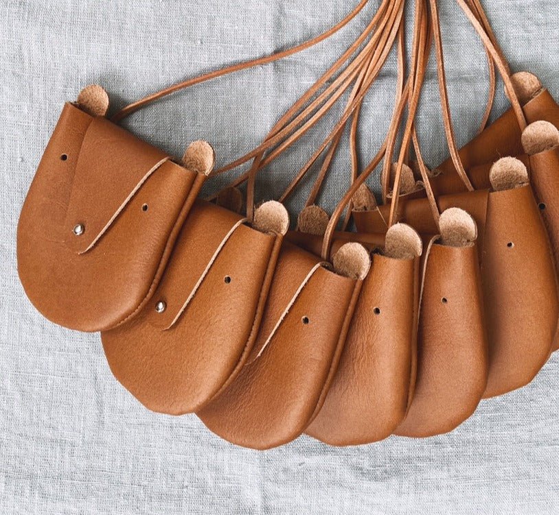 KLEINE LEDERTASCHE, BÄRhannahundisaMinuk